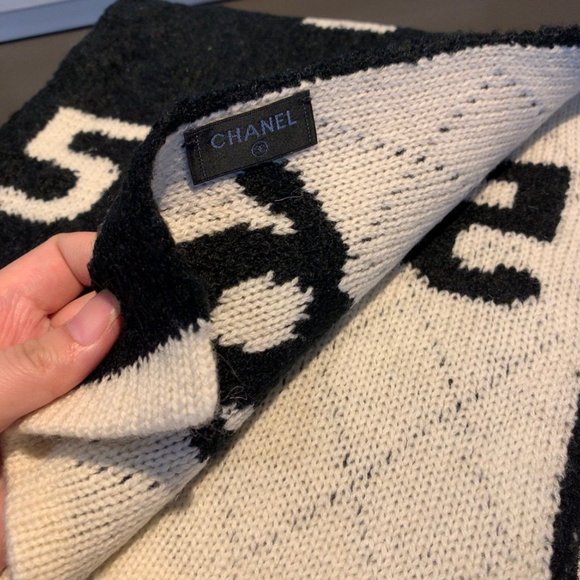 ๐โจAUTHENTICโจ๐CHANEL scarf - Picture 3 of 5